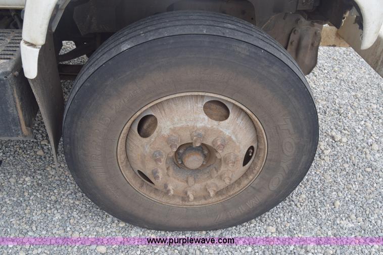 image for item CB9294 2000 GMC C7500 bucket truck