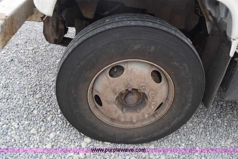 image for item CB9294 2000 GMC C7500 bucket truck