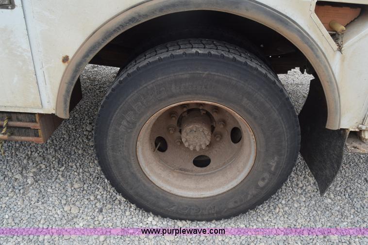 image for item CB9294 2000 GMC C7500 bucket truck