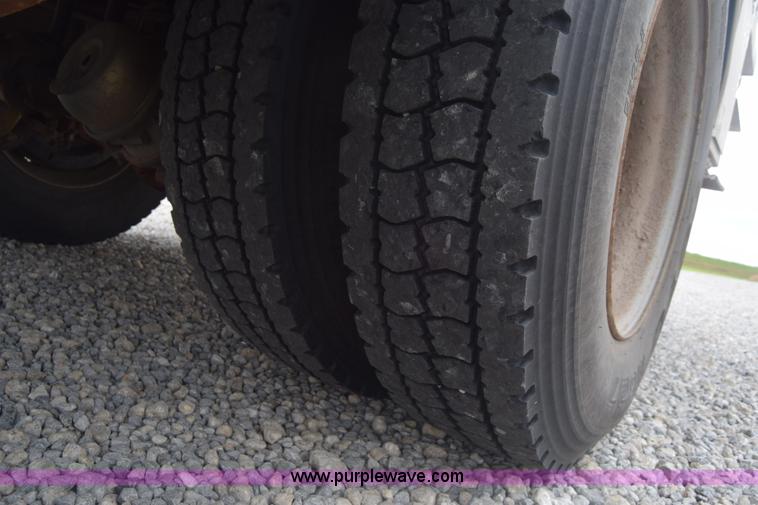 image for item CB9294 2000 GMC C7500 bucket truck