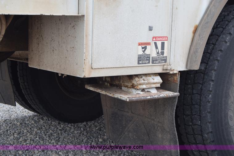 image for item CB9294 2000 GMC C7500 bucket truck