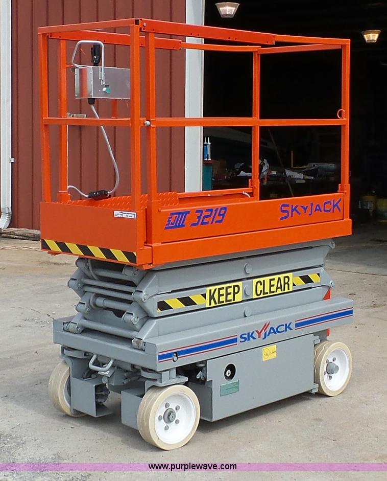 image for item CD9499 1994 Skyjack 3219 scissor lift