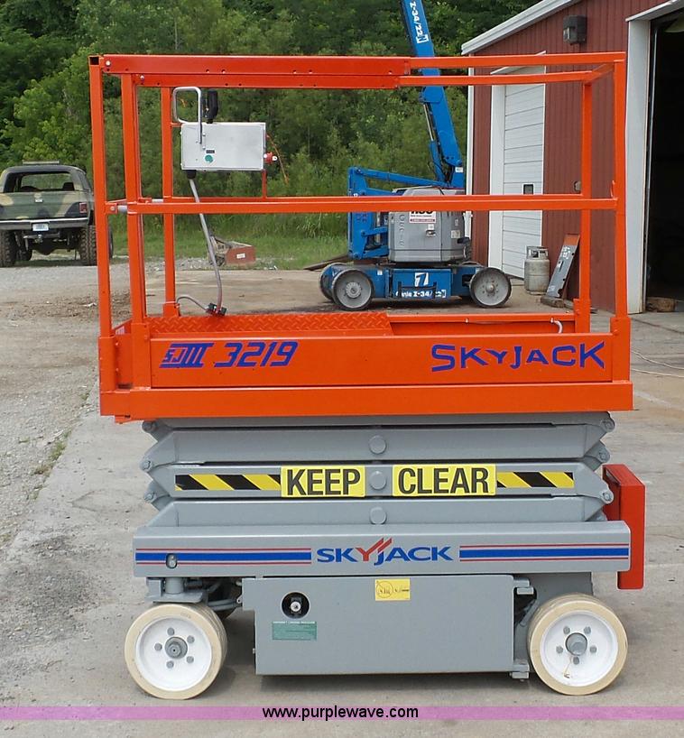 image for item CD9499 1994 Skyjack 3219 scissor lift