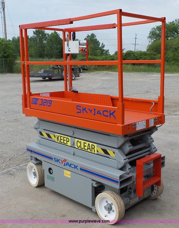 image for item CD9499 1994 Skyjack 3219 scissor lift