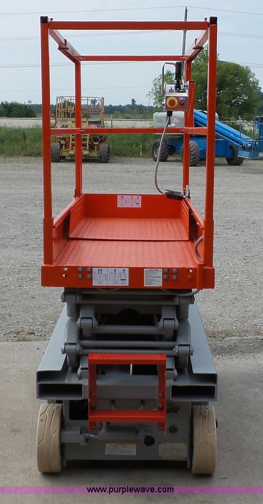 image for item CD9499 1994 Skyjack 3219 scissor lift