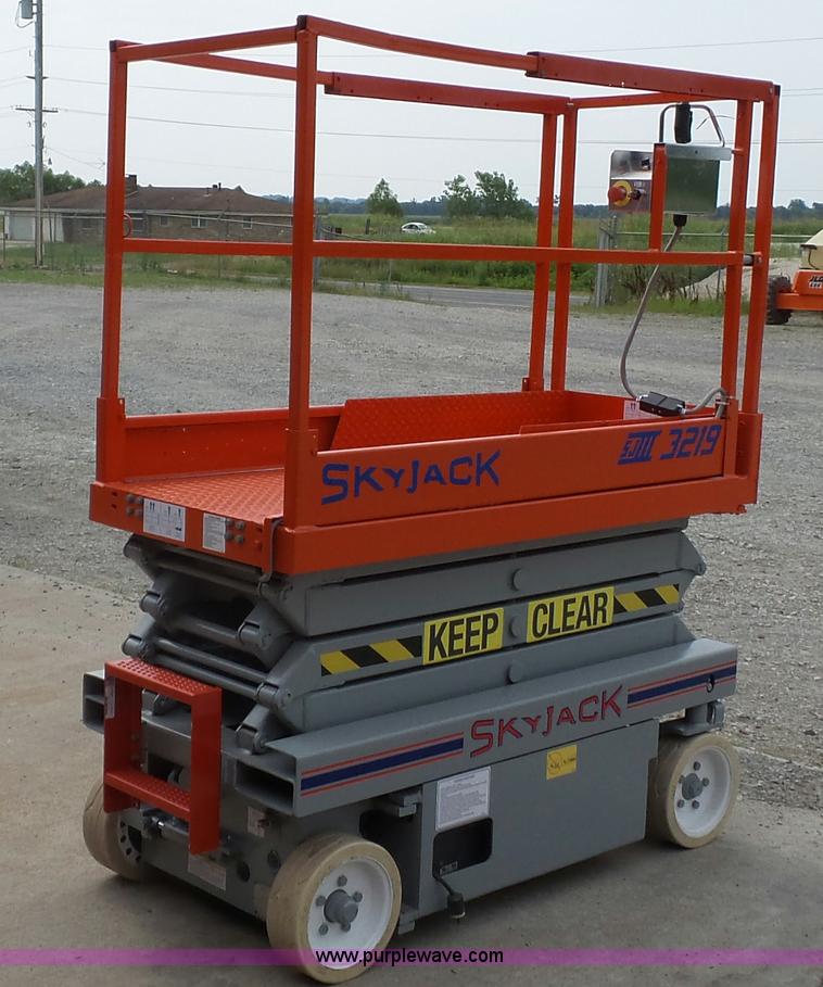 image for item CD9499 1994 Skyjack 3219 scissor lift