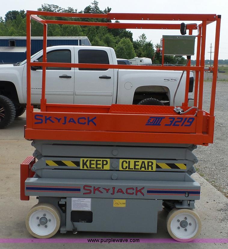 image for item CD9499 1994 Skyjack 3219 scissor lift