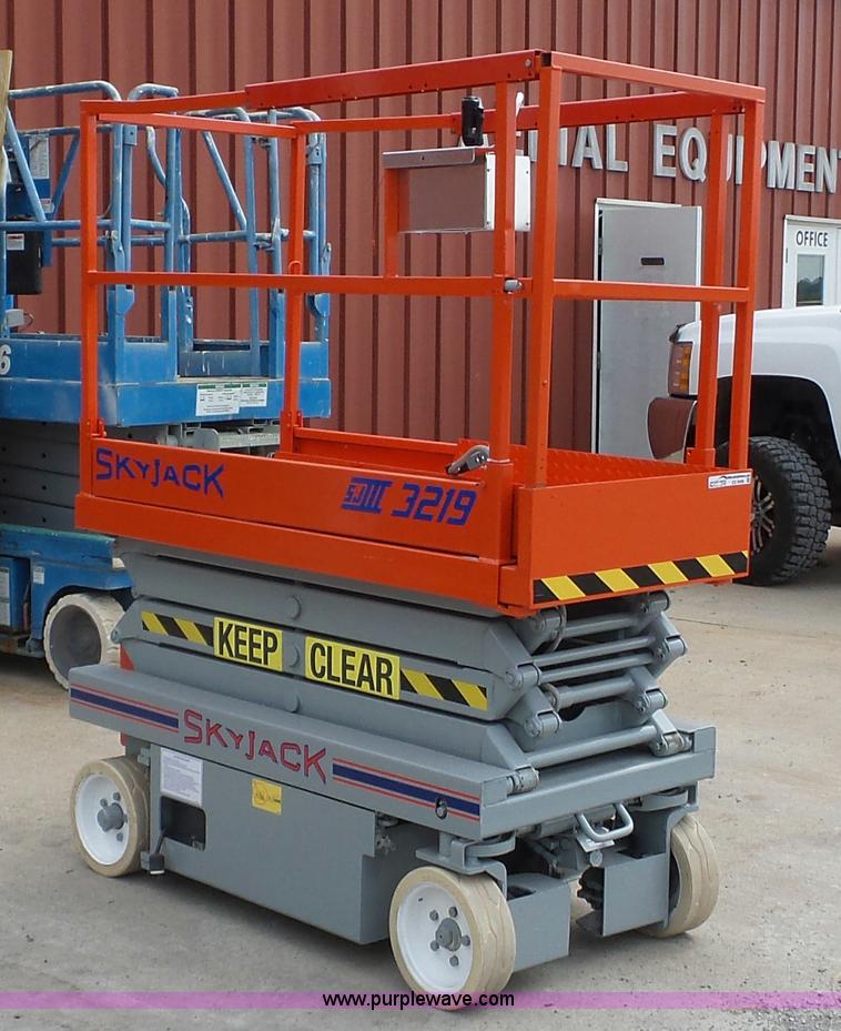 image for item CD9499 1994 Skyjack 3219 scissor lift