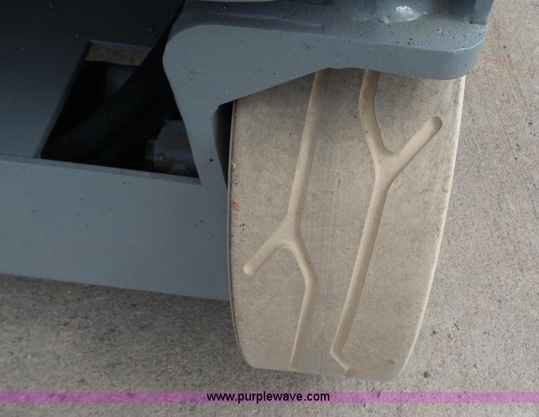 image for item CD9499 1994 Skyjack 3219 scissor lift