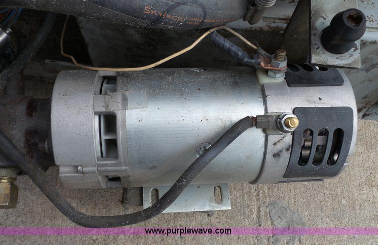 image for item CD9499 1994 Skyjack 3219 scissor lift