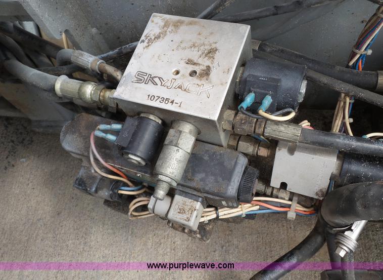 image for item CD9499 1994 Skyjack 3219 scissor lift