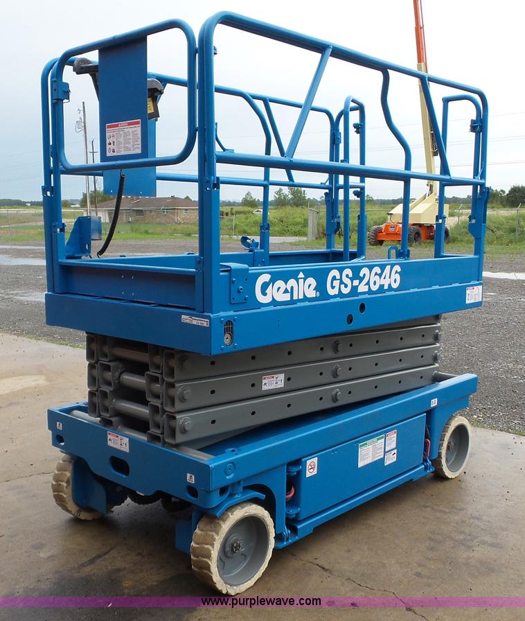 image for item CD9501 2000 Genie GS-2646 scissor lift