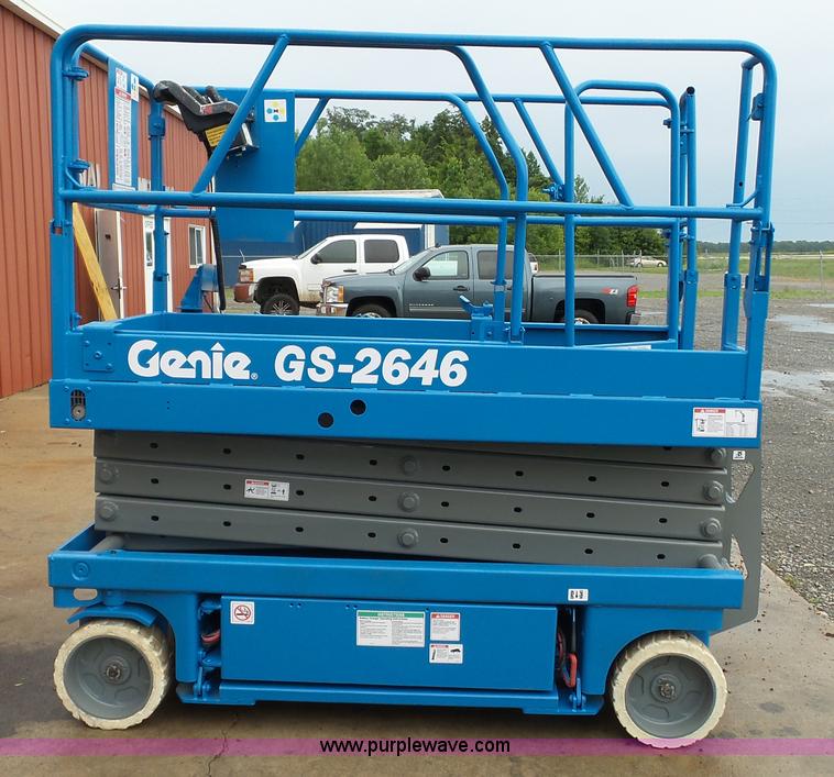 image for item CD9501 2000 Genie GS-2646 scissor lift