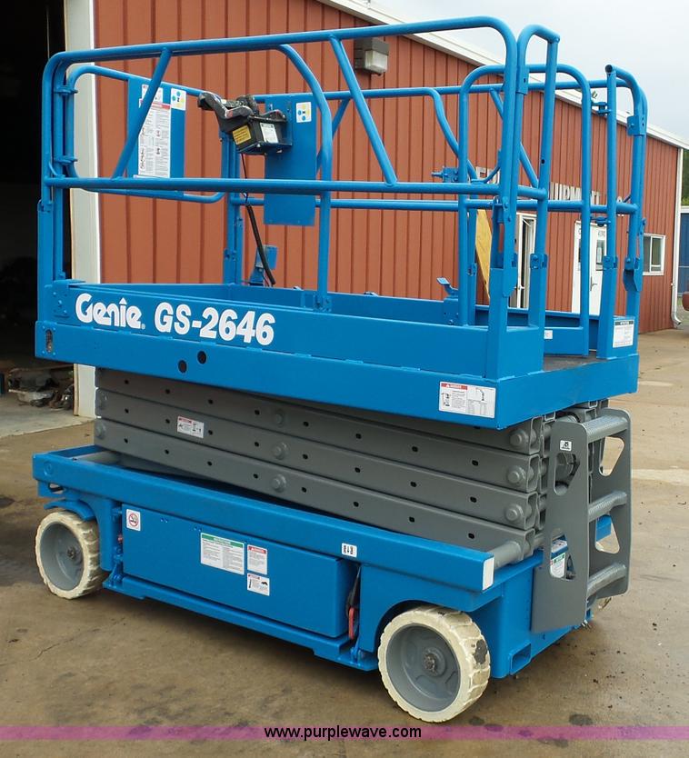 image for item CD9501 2000 Genie GS-2646 scissor lift
