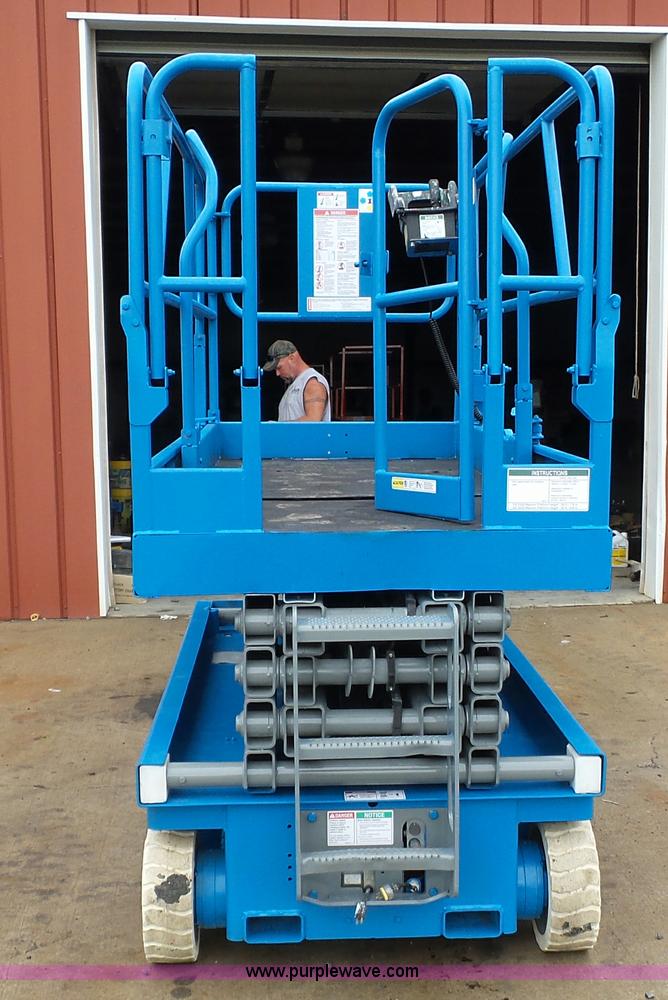 image for item CD9501 2000 Genie GS-2646 scissor lift