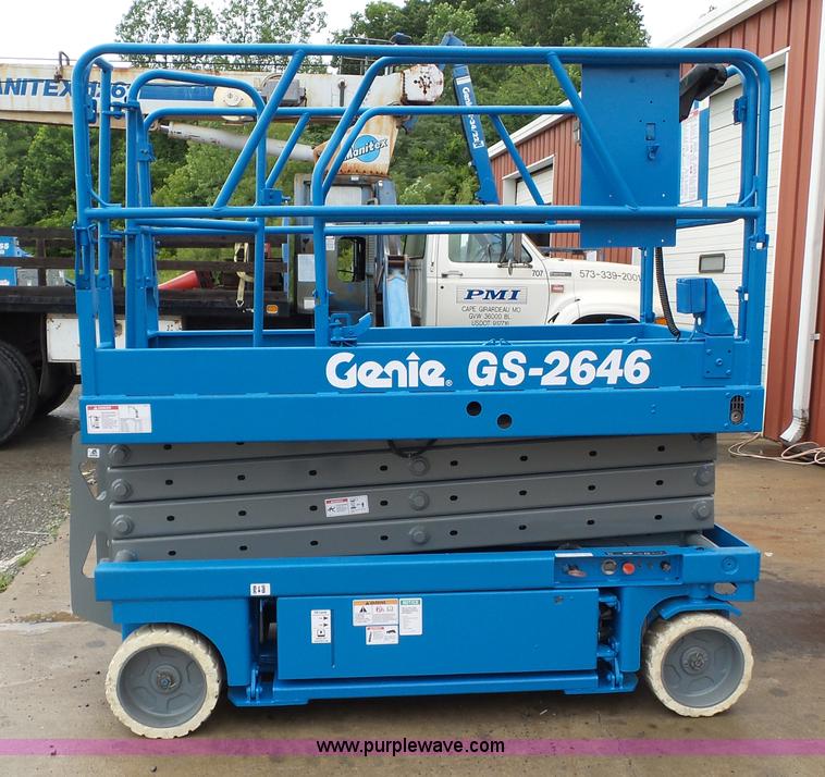 image for item CD9501 2000 Genie GS-2646 scissor lift