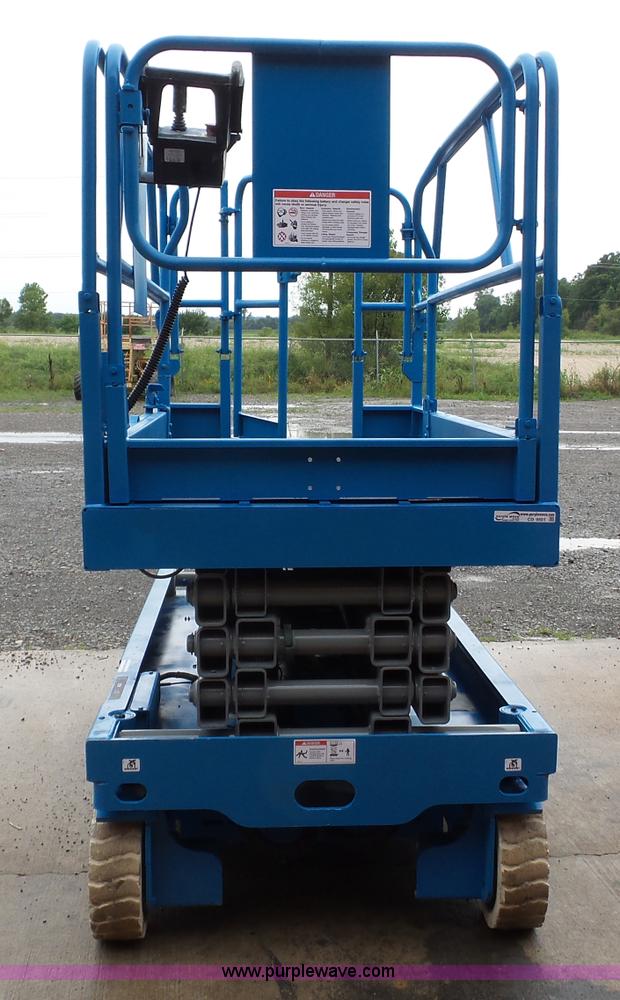 image for item CD9501 2000 Genie GS-2646 scissor lift