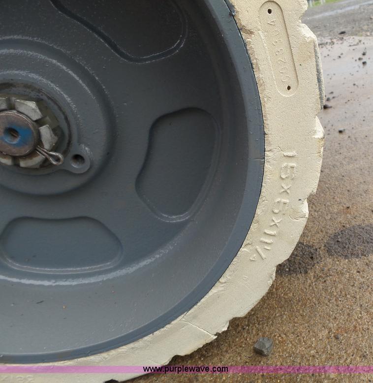 image for item CD9501 2000 Genie GS-2646 scissor lift