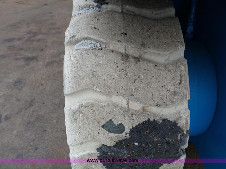 image for item CD9501 2000 Genie GS-2646 scissor lift