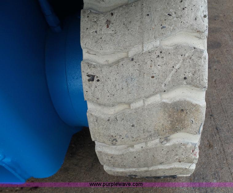 image for item CD9501 2000 Genie GS-2646 scissor lift