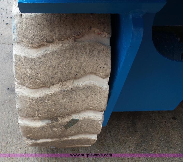 image for item CD9501 2000 Genie GS-2646 scissor lift