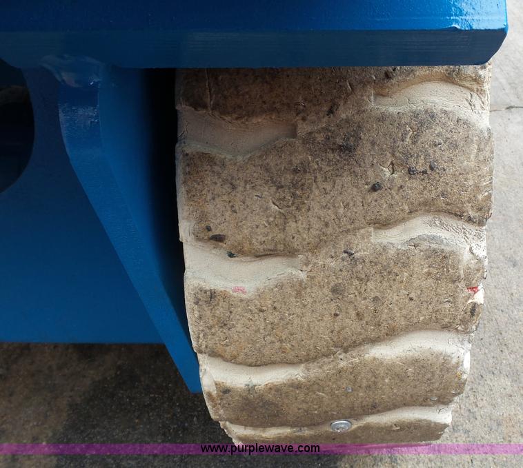 image for item CD9501 2000 Genie GS-2646 scissor lift