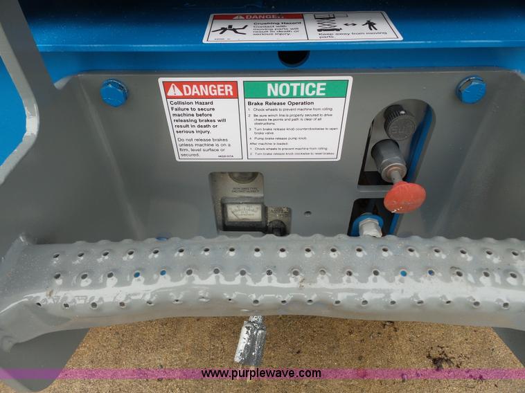 image for item CD9501 2000 Genie GS-2646 scissor lift