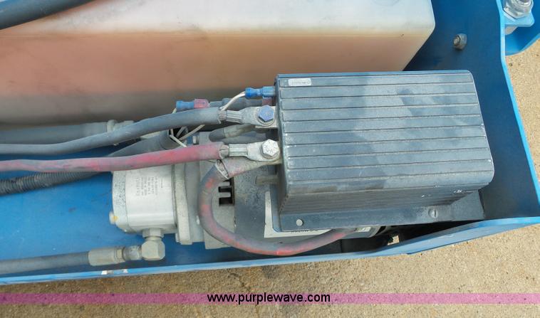 image for item CD9501 2000 Genie GS-2646 scissor lift