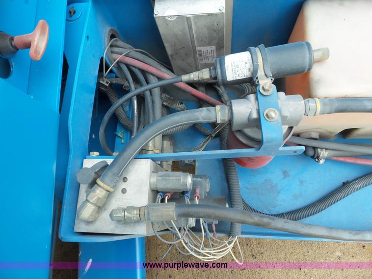 image for item CD9501 2000 Genie GS-2646 scissor lift