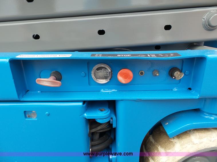 image for item CD9501 2000 Genie GS-2646 scissor lift