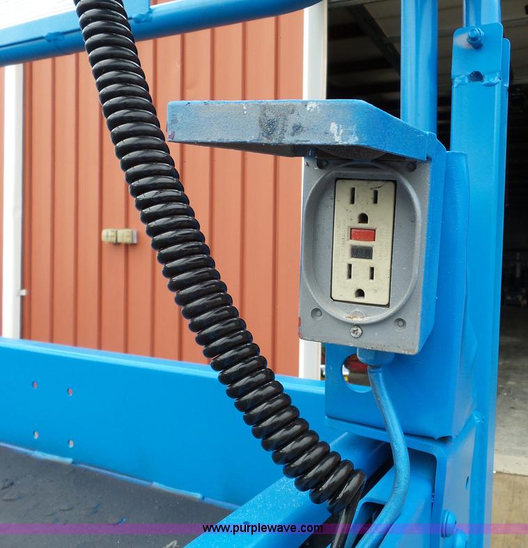 image for item CD9501 2000 Genie GS-2646 scissor lift