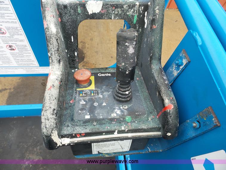 image for item CD9501 2000 Genie GS-2646 scissor lift