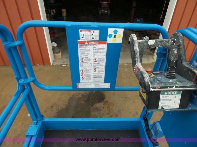 image for item CD9501 2000 Genie GS-2646 scissor lift
