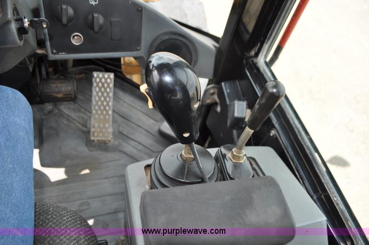 image for item G7410 2005 Caterpillar 930G integrated tool carrier