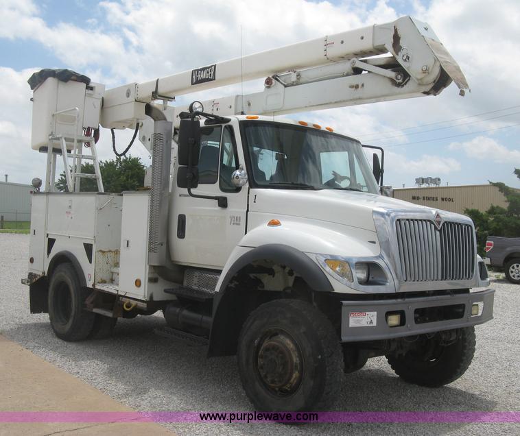 image for item J2780 2005 International 7300 bucket truck