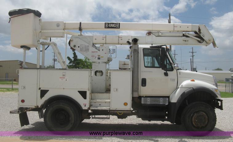 image for item J2780 2005 International 7300 bucket truck