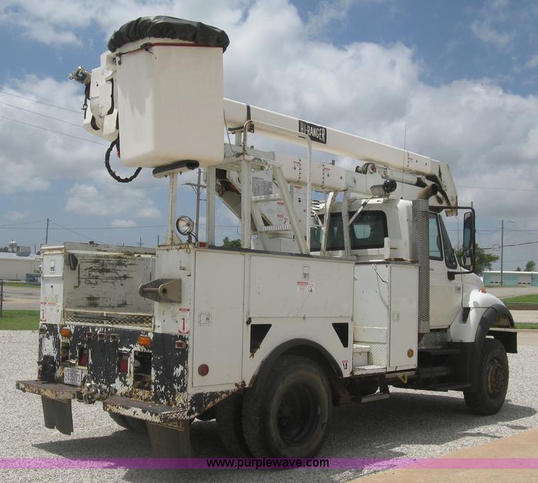 image for item J2780 2005 International 7300 bucket truck