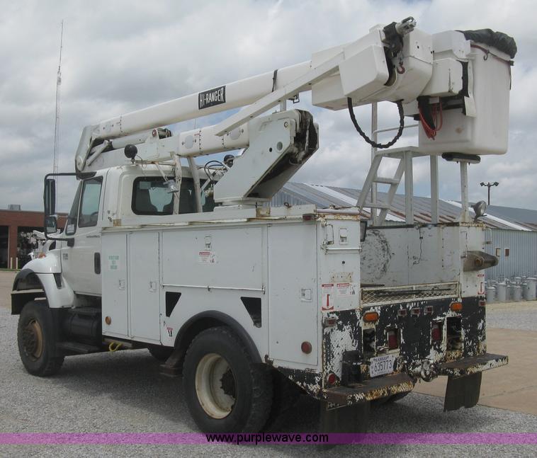 image for item J2780 2005 International 7300 bucket truck