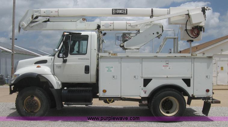 image for item J2780 2005 International 7300 bucket truck