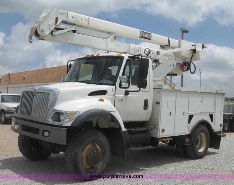 image for item J2780 2005 International 7300 bucket truck