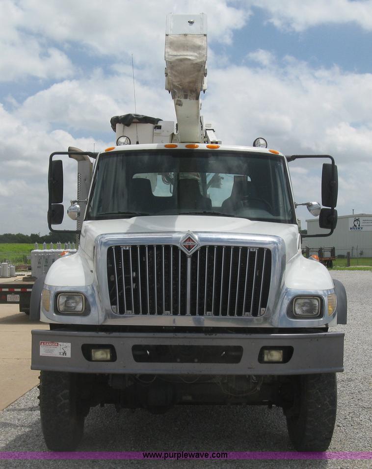 image for item J2780 2005 International 7300 bucket truck