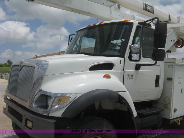 image for item J2780 2005 International 7300 bucket truck