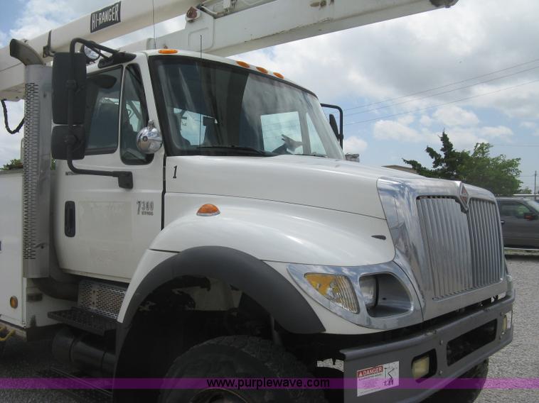 image for item J2780 2005 International 7300 bucket truck