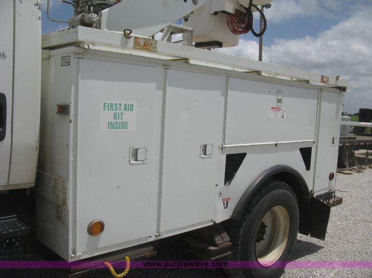 image for item J2780 2005 International 7300 bucket truck