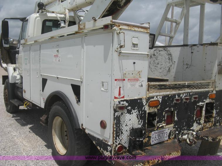 image for item J2780 2005 International 7300 bucket truck