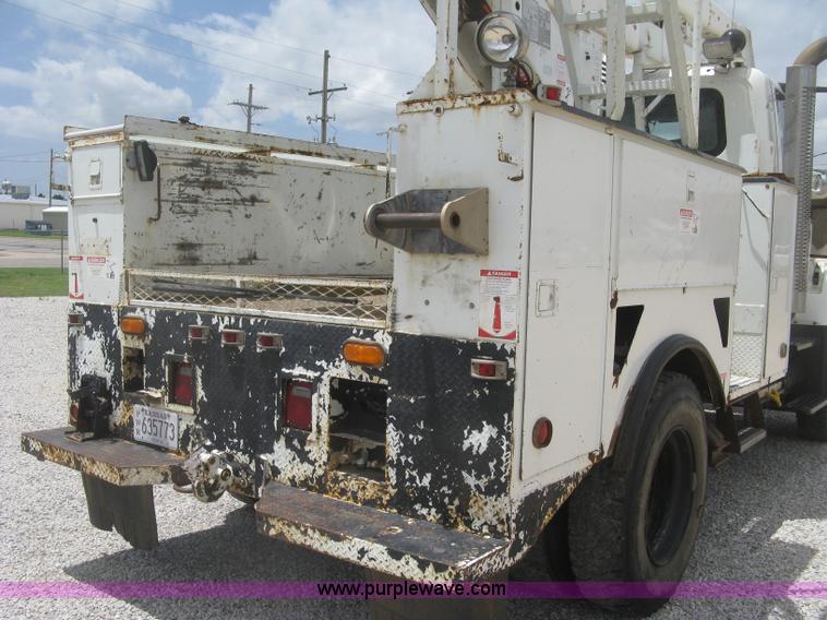 image for item J2780 2005 International 7300 bucket truck