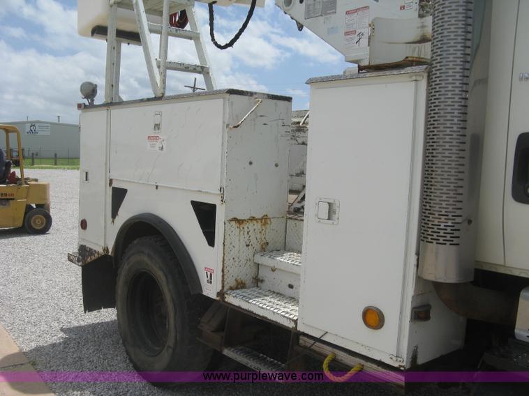 image for item J2780 2005 International 7300 bucket truck