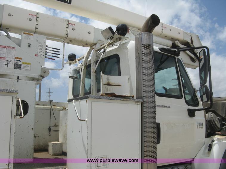 image for item J2780 2005 International 7300 bucket truck