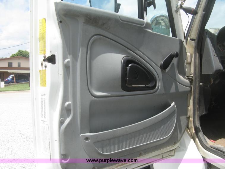 image for item J2780 2005 International 7300 bucket truck