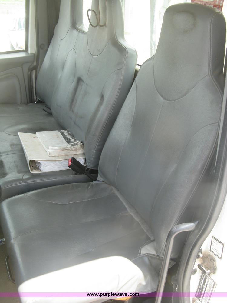 image for item J2780 2005 International 7300 bucket truck